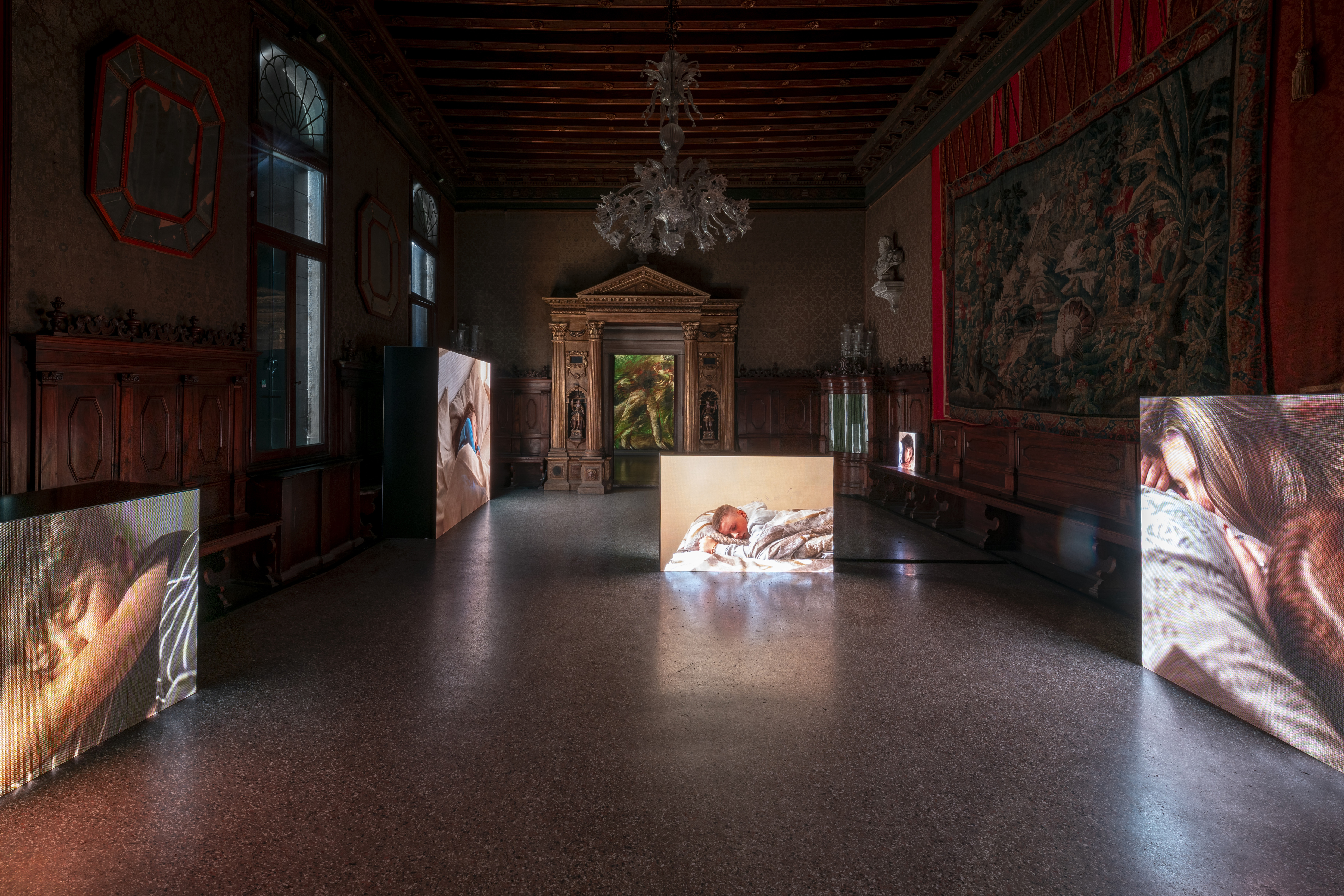 Відеоінсталяція Яреми Малащука та Романа Хімея «Ви не маєте цього бачити» (2024) і робота Олега Голосія «Ті, що тікають від грози» (1989)